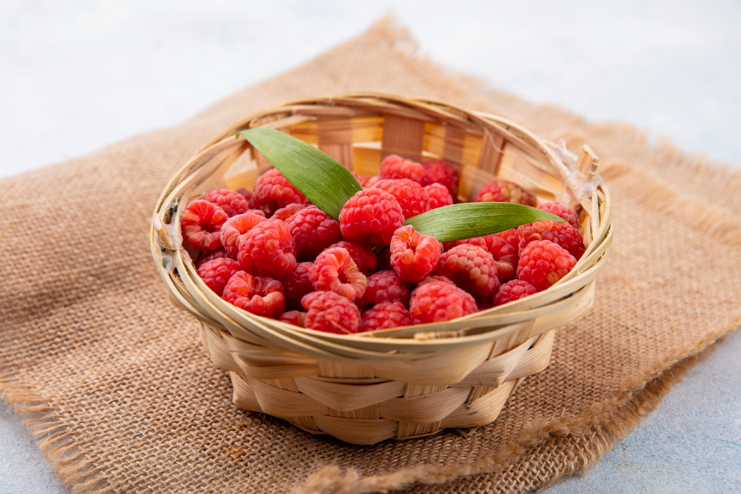 - side view raspberries with leaves basket sackcloth white - ภาพที่ 15