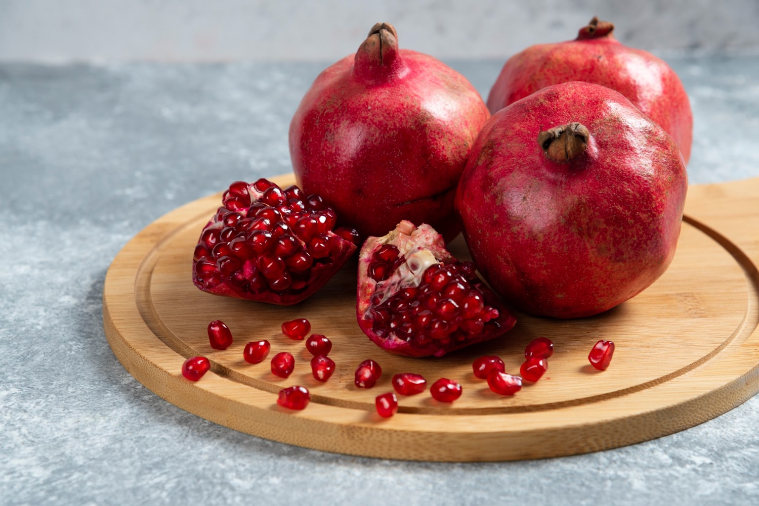 - sliced ripe pomegranate wooden board - ภาพที่ 13