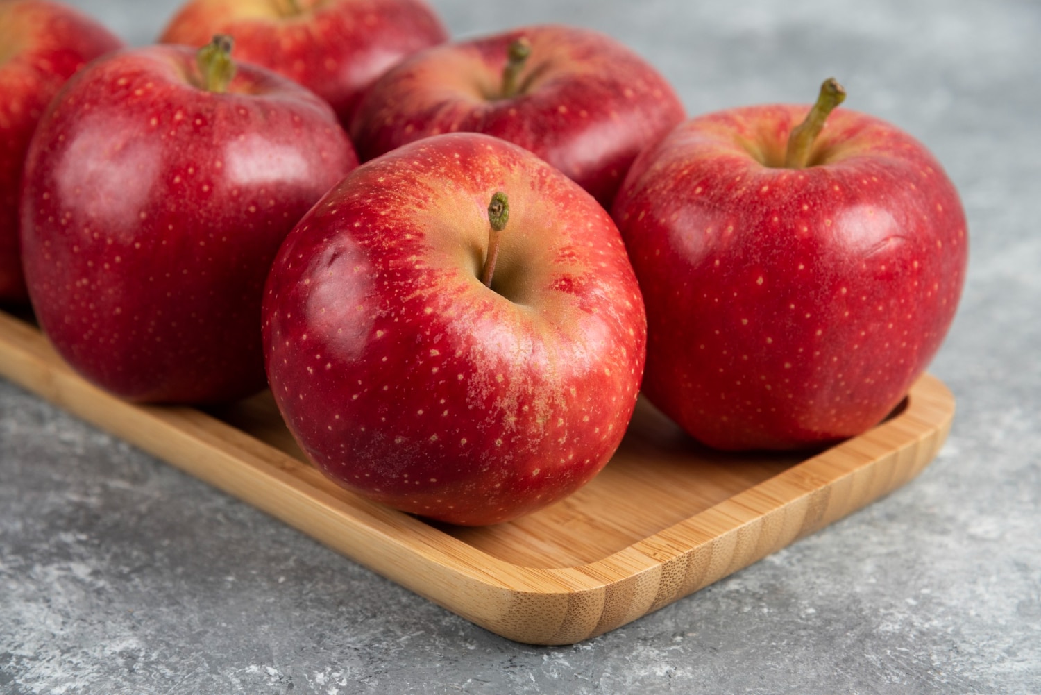 - wooden plate shiny red apples marble table - ภาพที่ 5