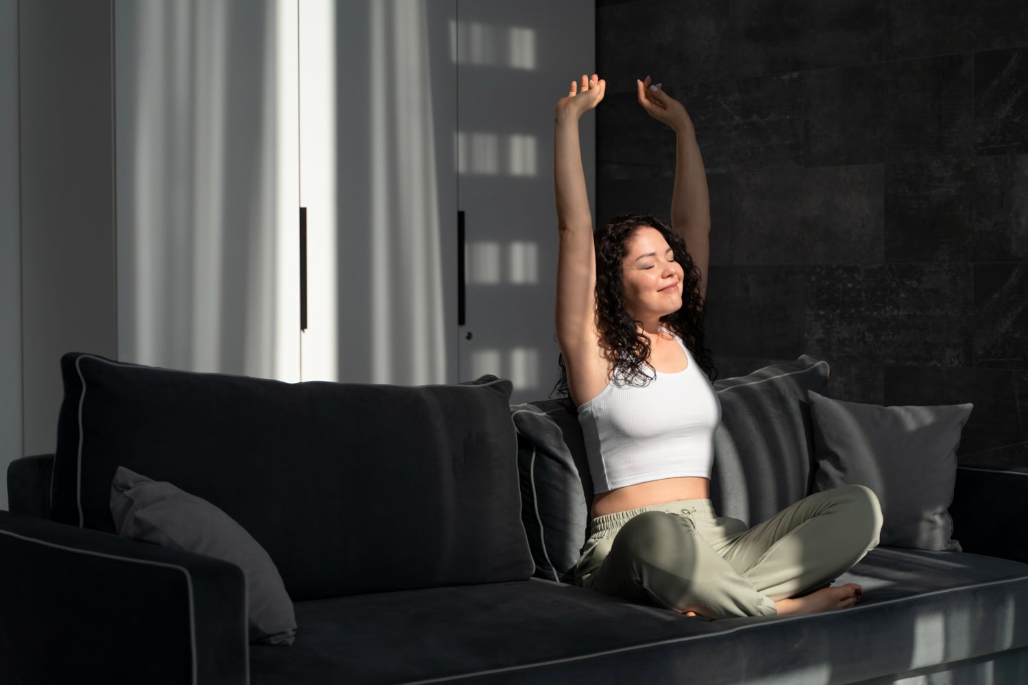 แคปชั่นพลังชีวิต - full shot woman stretching couch - ภาพที่ 5