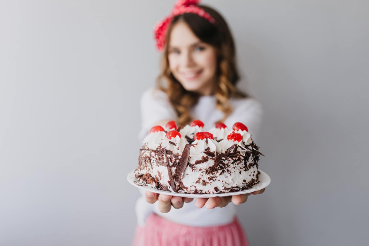 คำอวยพรวันเกิดตัวเอง - refined caucasian woman showing tasty cake with berries indoor portrait stunning birthday girl with creamy pie - ภาพที่ 5