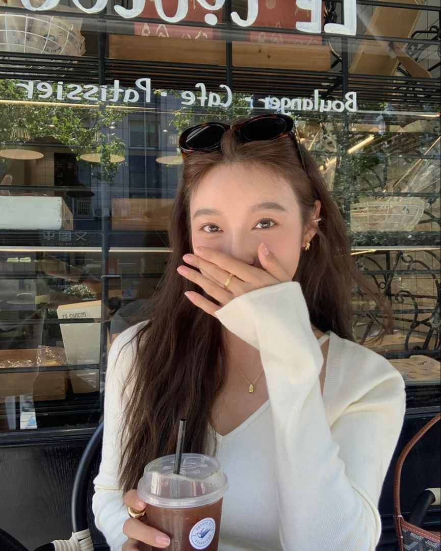 35 ไอเดียถ่ายรูปคู่แก้วน้ำ เก๋ ๆ ชิค ๆ จะนั่งถือ ยืนถือ ยังไงก็ปัง! 17