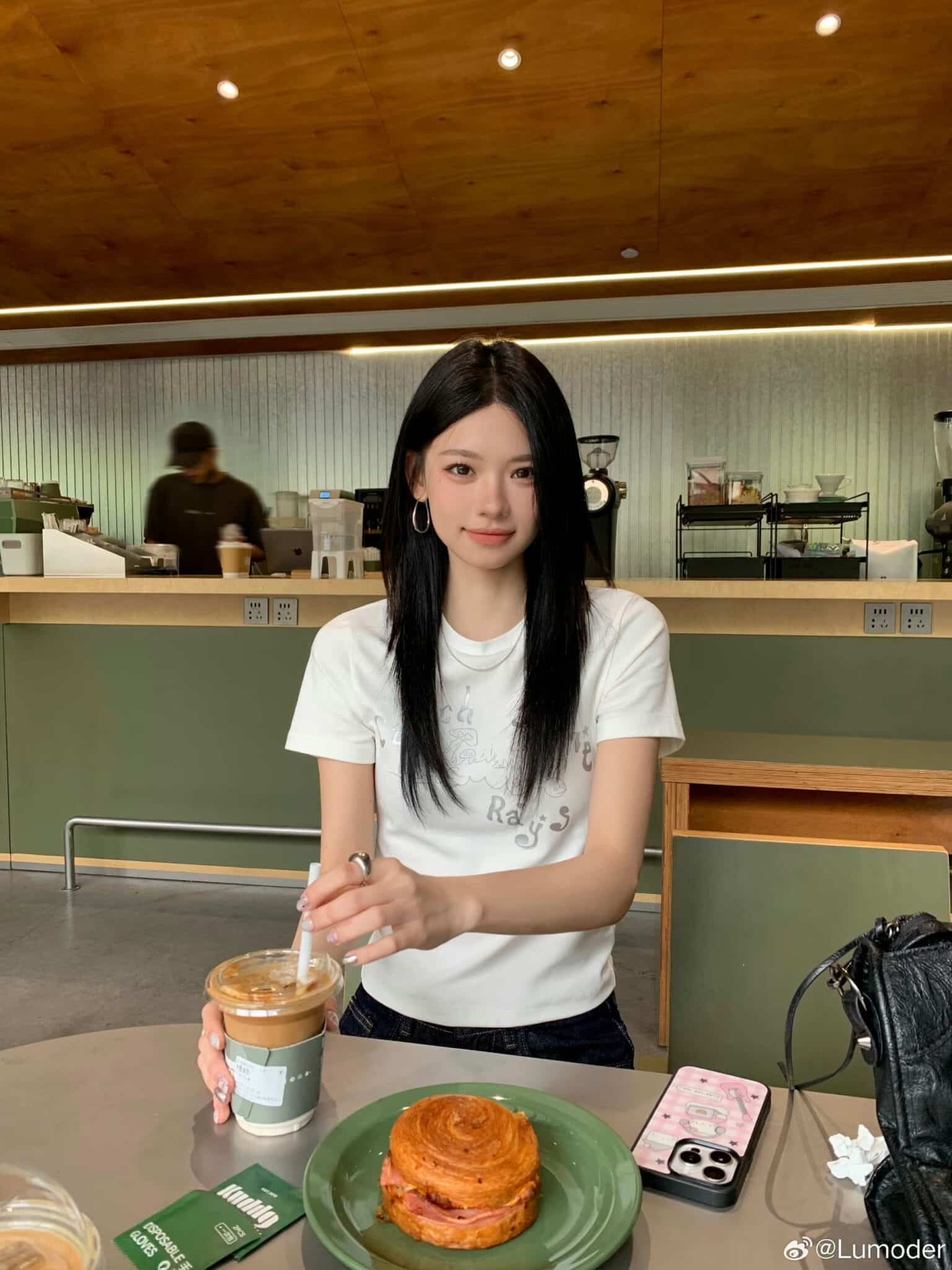 35 ไอเดียถ่ายรูปคู่แก้วน้ำ เก๋ ๆ ชิค ๆ จะนั่งถือ ยืนถือ ยังไงก็ปัง! 10