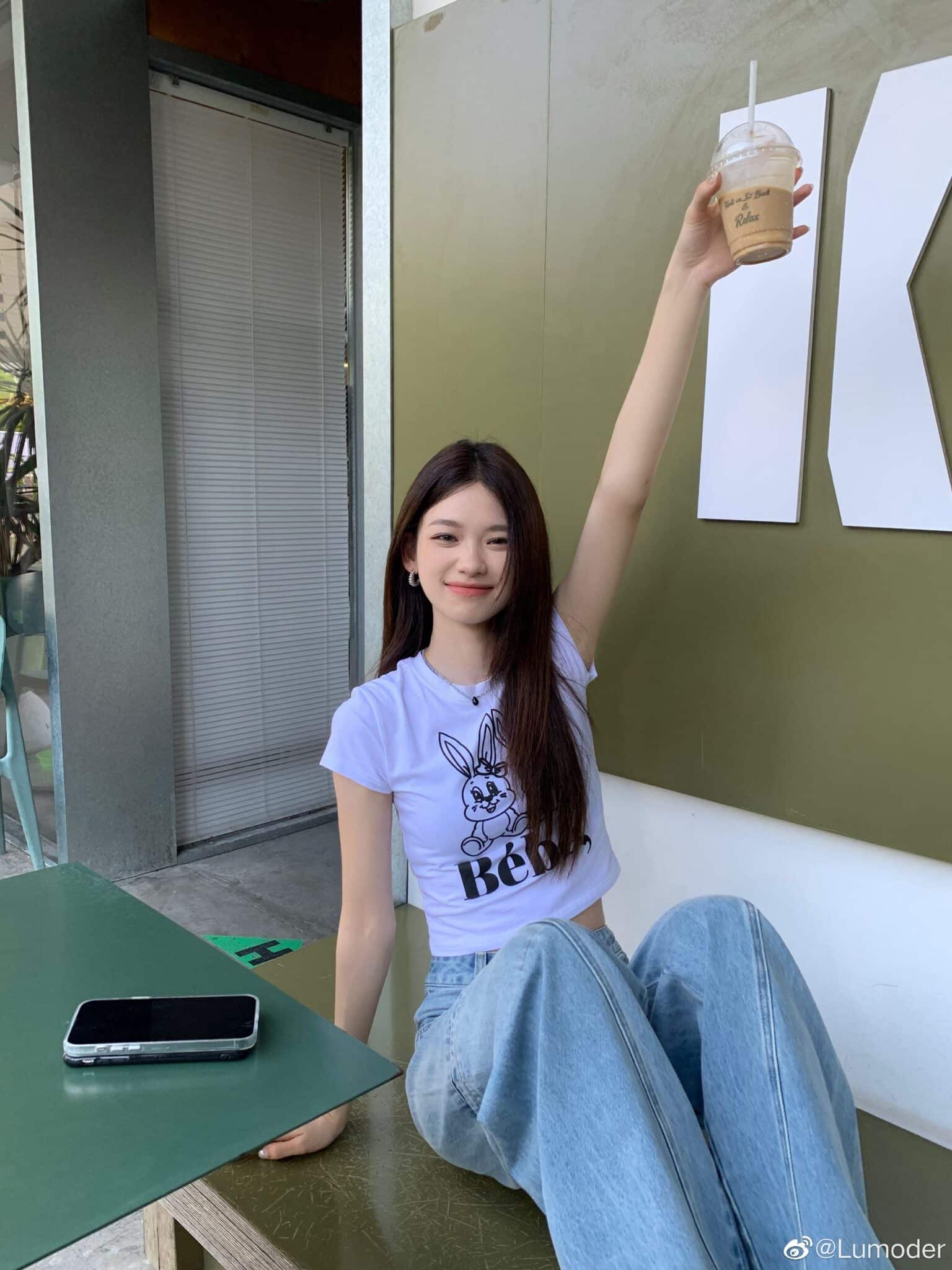 35 ไอเดียถ่ายรูปคู่แก้วน้ำ เก๋ ๆ ชิค ๆ จะนั่งถือ ยืนถือ ยังไงก็ปัง! 25