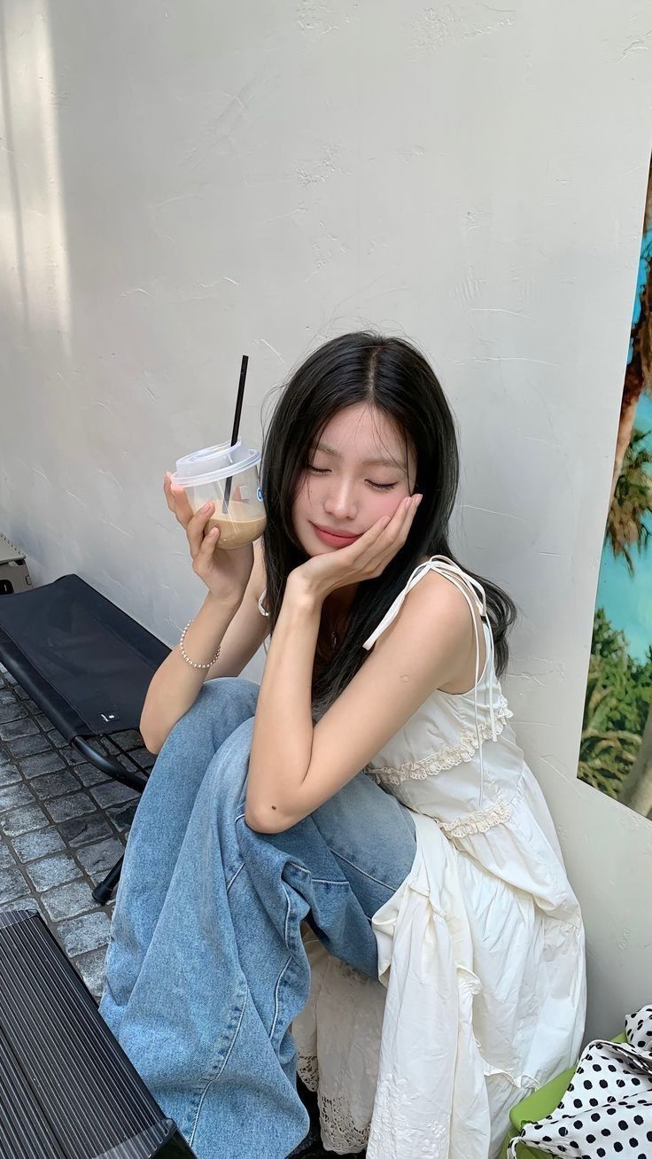 35 ไอเดียถ่ายรูปคู่แก้วน้ำ เก๋ ๆ ชิค ๆ จะนั่งถือ ยืนถือ ยังไงก็ปัง! 18