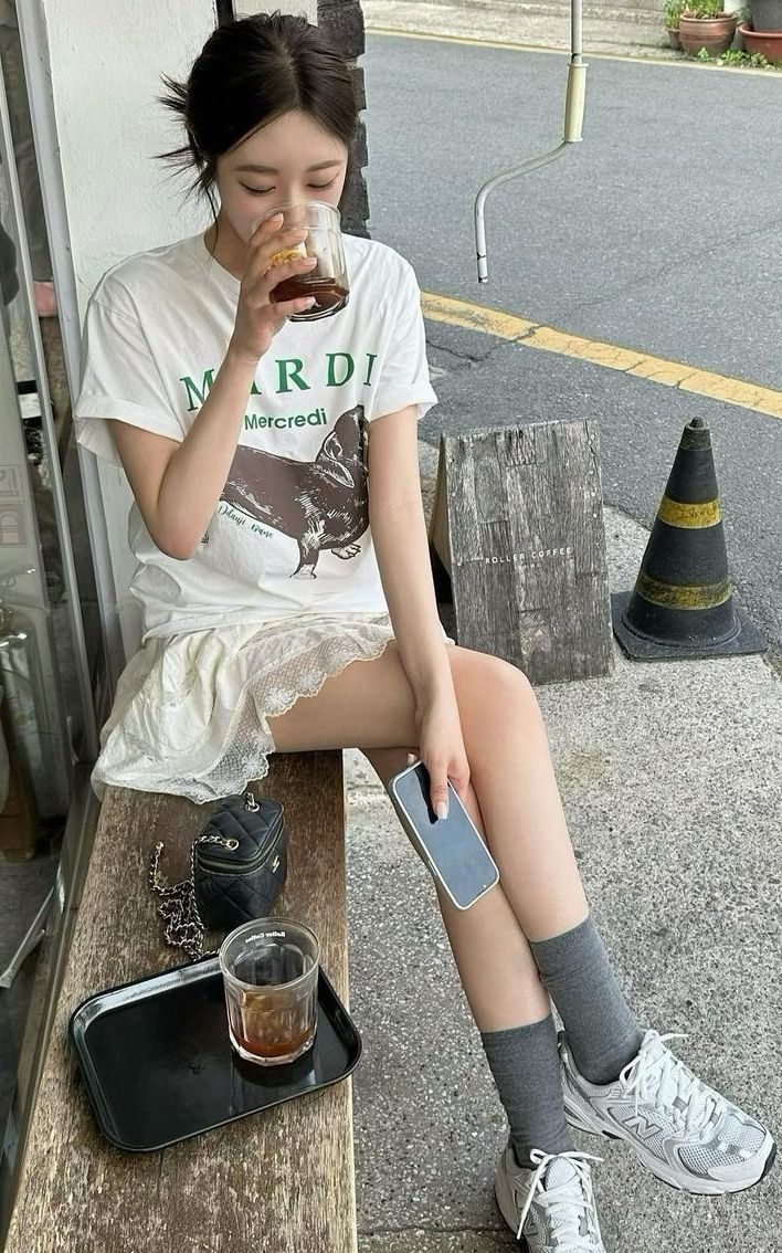 35 ไอเดียถ่ายรูปคู่แก้วน้ำ เก๋ ๆ ชิค ๆ จะนั่งถือ ยืนถือ ยังไงก็ปัง! 4