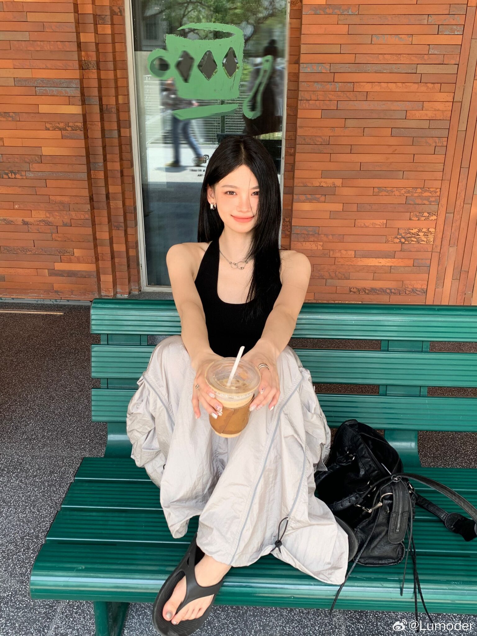 35 ไอเดียถ่ายรูปคู่แก้วน้ำ เก๋ ๆ ชิค ๆ จะนั่งถือ ยืนถือ ยังไงก็ปัง! 30