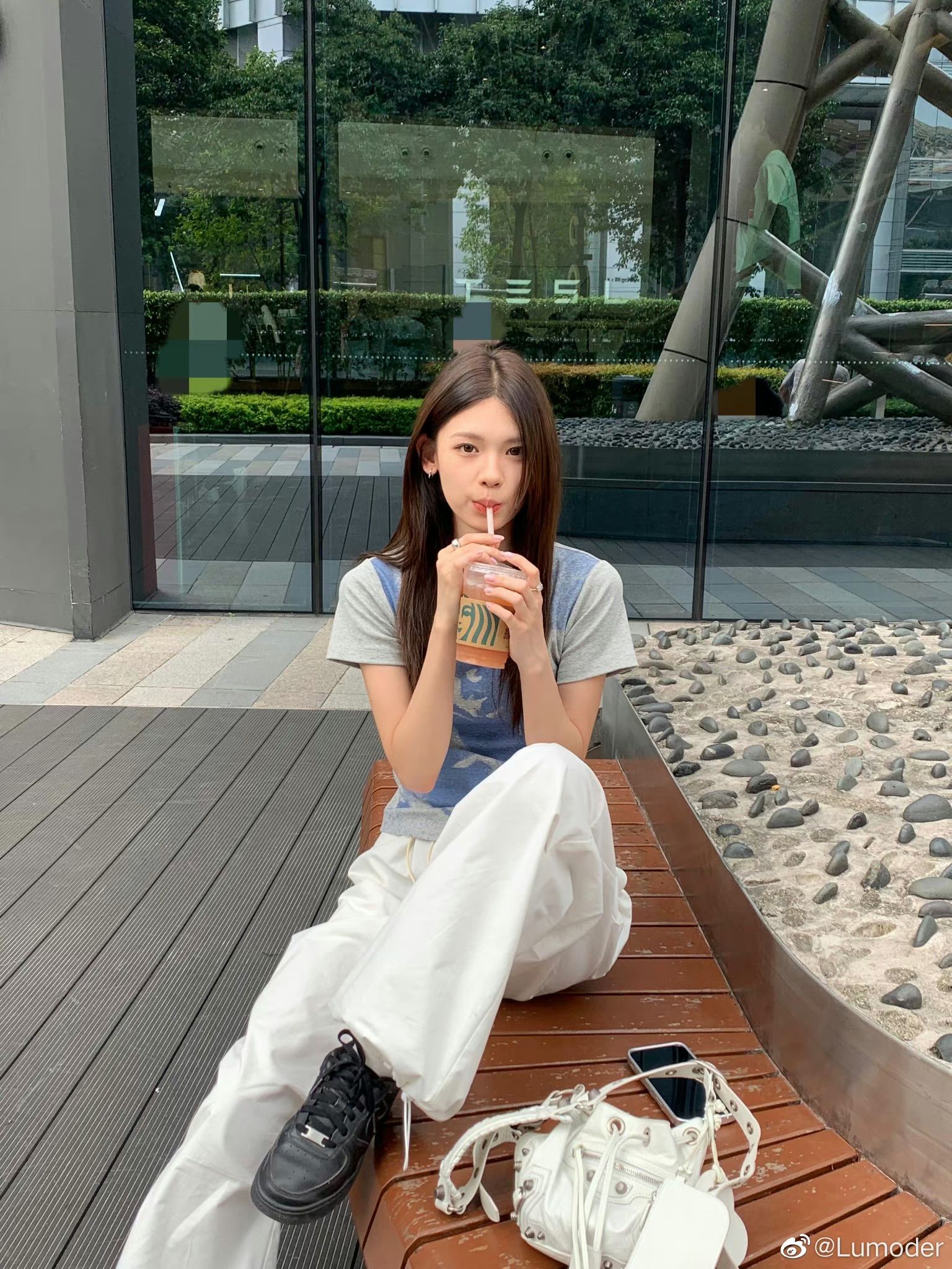 35 ไอเดียถ่ายรูปคู่แก้วน้ำ เก๋ ๆ ชิค ๆ จะนั่งถือ ยืนถือ ยังไงก็ปัง! 31