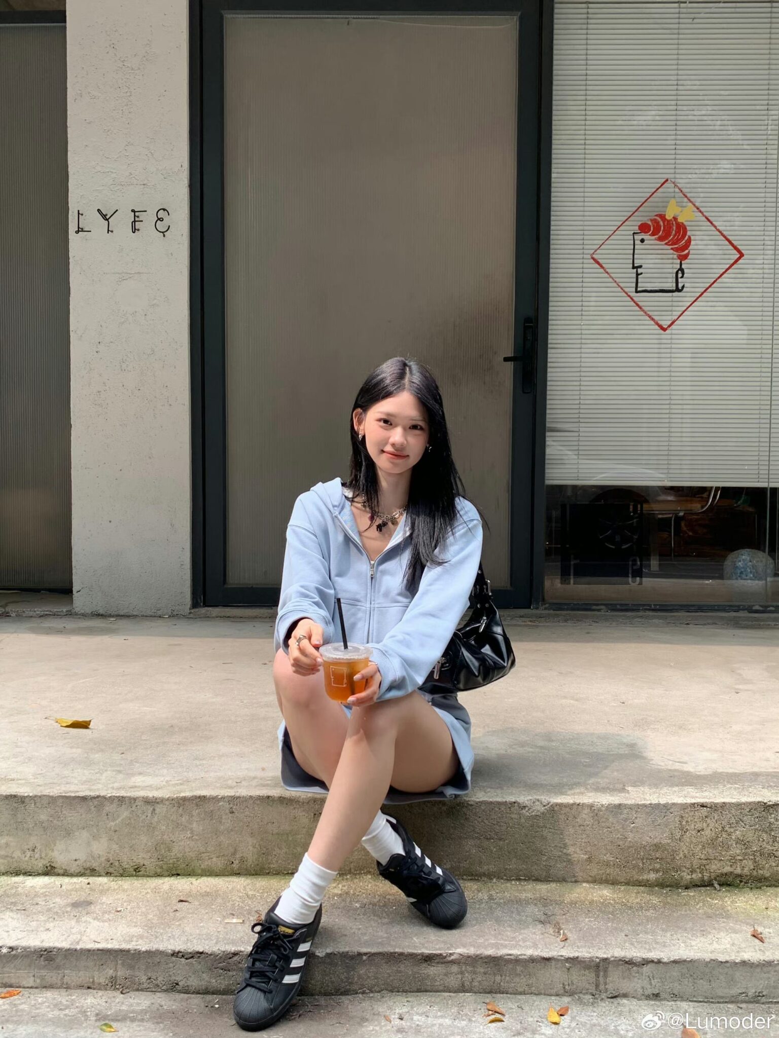 35 ไอเดียถ่ายรูปคู่แก้วน้ำ เก๋ ๆ ชิค ๆ จะนั่งถือ ยืนถือ ยังไงก็ปัง! 27