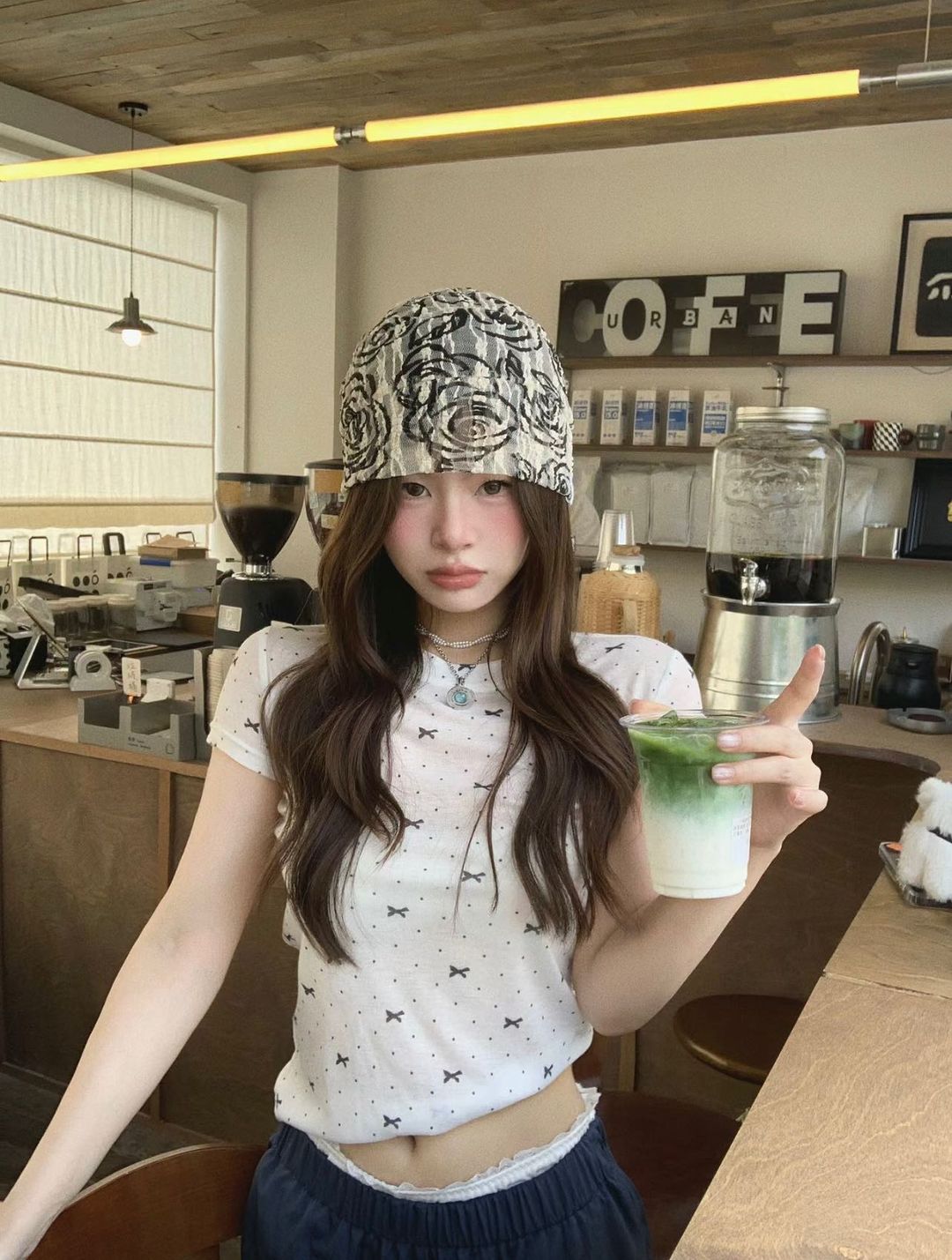 35 ไอเดียถ่ายรูปคู่แก้วน้ำ เก๋ ๆ ชิค ๆ จะนั่งถือ ยืนถือ ยังไงก็ปัง! 32