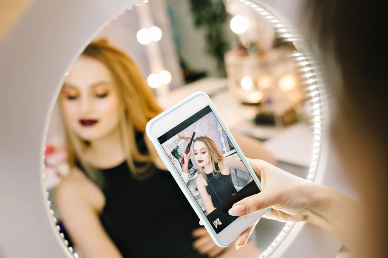35 ไอเดียถ่ายรูปหน้ากระจก เซลฟี่ยังไงให้ดูดี ถ่ายเองก็ได้รูปสวยปัง! 11