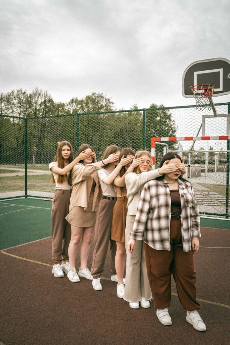 อัปเดต 2025! รวมไอเดีย ท่าโพสต์ถ่ายรูปกลุ่ม ถ่ายกับแก๊งเพื่อนยังไงให้โลกจำ! 10