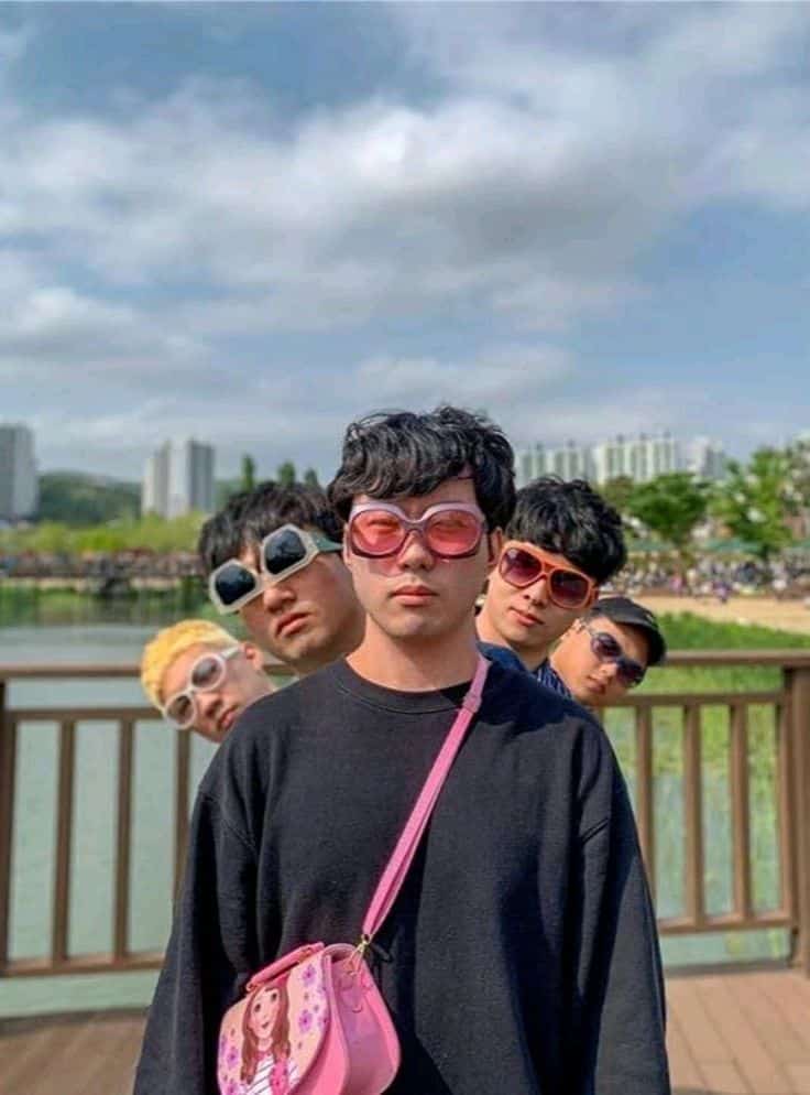 อัปเดต 2025! รวมไอเดีย ท่าโพสต์ถ่ายรูปกลุ่ม ถ่ายกับแก๊งเพื่อนยังไงให้โลกจำ! 16