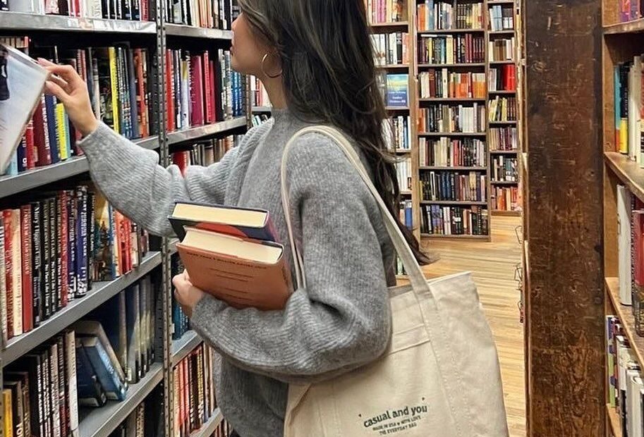 20 ไอเดียถ่ายรูปกับหนังสือ ที่ทั้งมินิมอล และคุมโทนได้ในช็อตเดียว 7