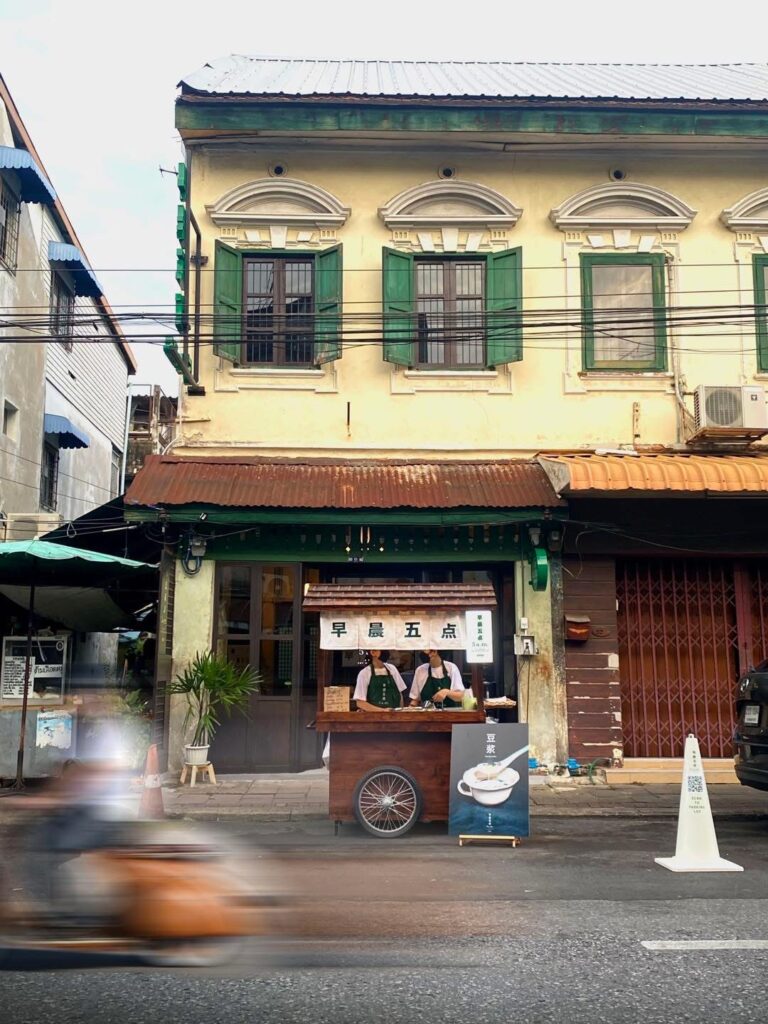 5 คาเฟ่ฝั่งพระนคร นั่งพักใจ จิบเครื่องดื่ม ทานขนมเพลิน ๆ เดินเที่ยวได้ทั้งวัน 3