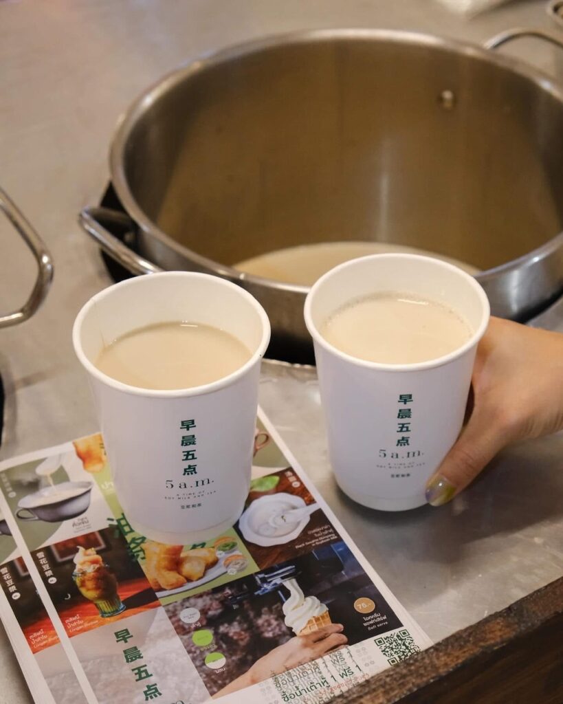 5 คาเฟ่ฝั่งพระนคร นั่งพักใจ จิบเครื่องดื่ม ทานขนมเพลิน ๆ เดินเที่ยวได้ทั้งวัน 4
