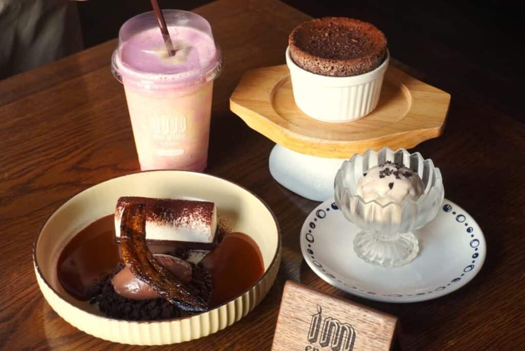 5 คาเฟ่ฝั่งพระนคร นั่งพักใจ จิบเครื่องดื่ม ทานขนมเพลิน ๆ เดินเที่ยวได้ทั้งวัน 8