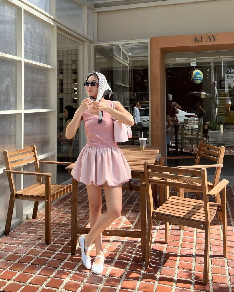 30 ไอเดียแต่งตัวไปคาเฟ่หน้าร้อน ถ่ายรูปมุมไหนก็ดูดี 14