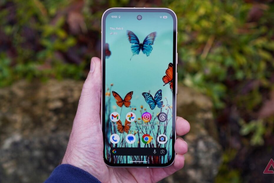 Pixel wallpapers are finally getting the shuffle feature iPhone users have had for years