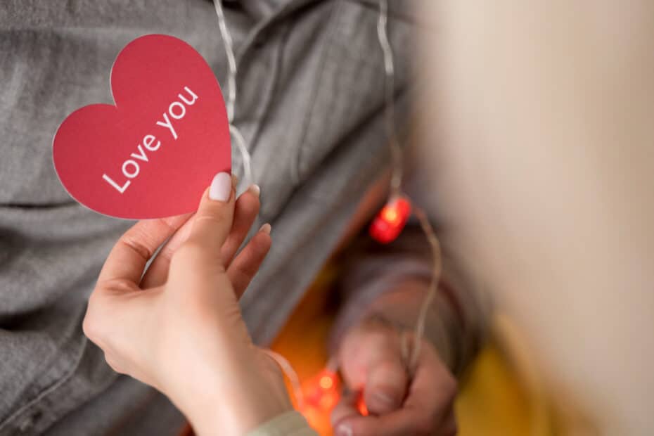 2149266106 Love Bombing คืออะไร? รู้ทันสัญญาณความรักที่อาจซ่อนการควบคุม