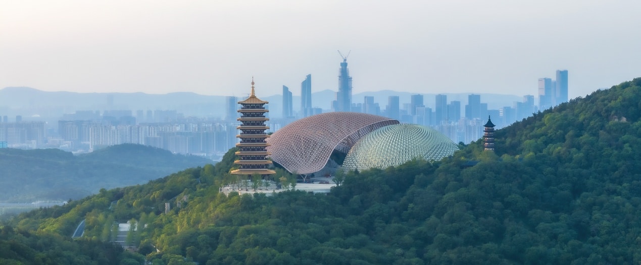 ภูเขาหนิวโส่วซาน เมืองหนานจิง ชวนสัมผัสมนตร์เสน่ห์ตามแบบฉบับวิถีเซนอันสง่างาม พร้อมพาทุกคนหลบร้อนเยียวยาจิตใจ 5 2Pic THA Elegant Zen Charm of Niushou Mountain Discover the Most Relaxing Summer Serenity in Nanjing ภูเขาหนิวโส่วซาน เมืองหนานจิง ชวนสัมผัสมนตร์เสน่ห์ตามแบบฉบับวิถีเซนอันสง่างาม พร้อมพาทุกคนหลบร้อนเยียวยาจิตใจ