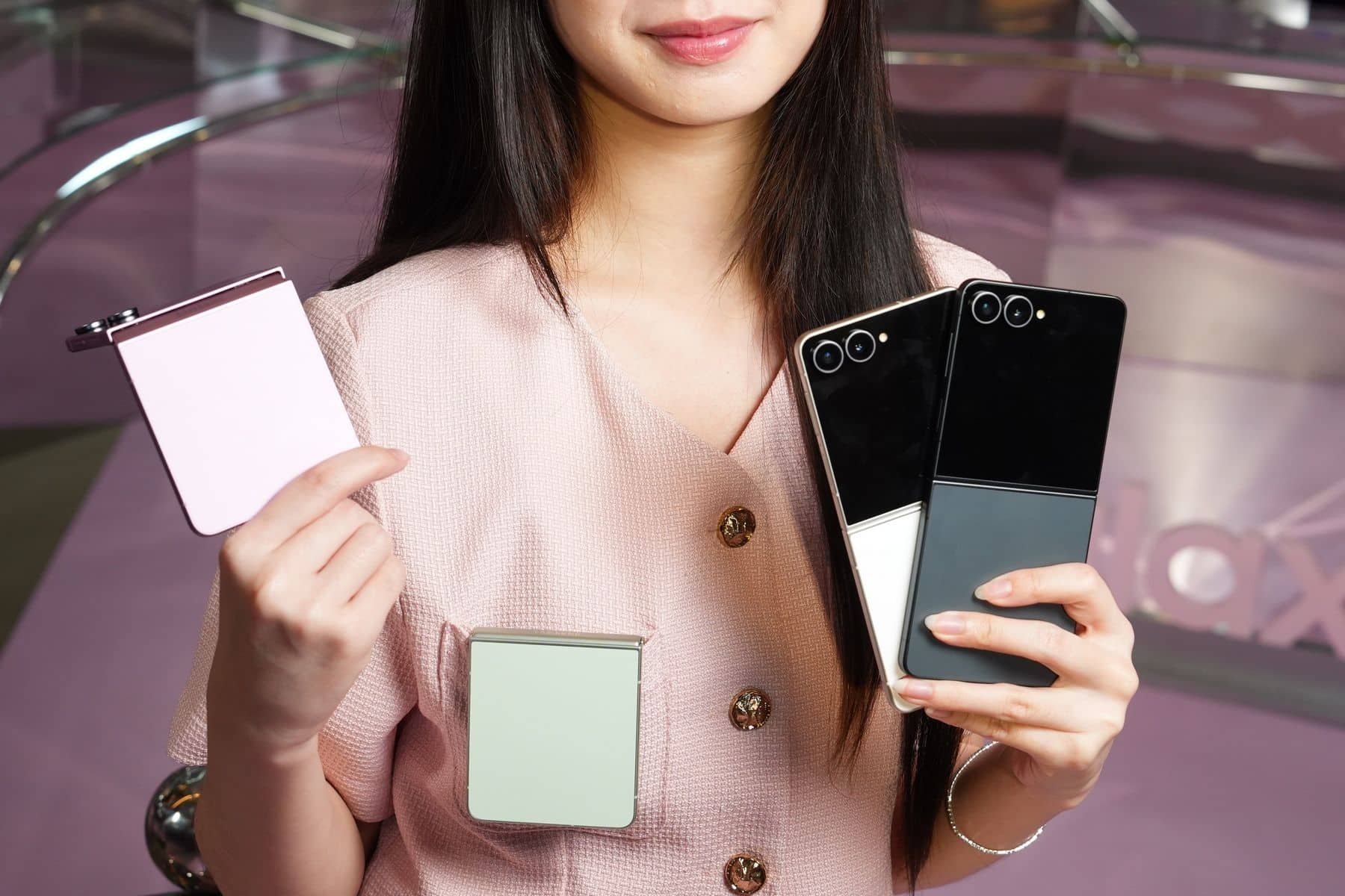 Galaxy Z Flip8 พับดีไซน์เก๋ บางเบาสุดที่เคยมี มาพร้อมสีชมพูสุดคิวท์ใหม่ อัปเกรดจอ FlexWindow 4.1 นิ้ว พับ ตั้ง ถ่ายรูปสนุกไม่ต้องง้ออุปกรณ์เสริม