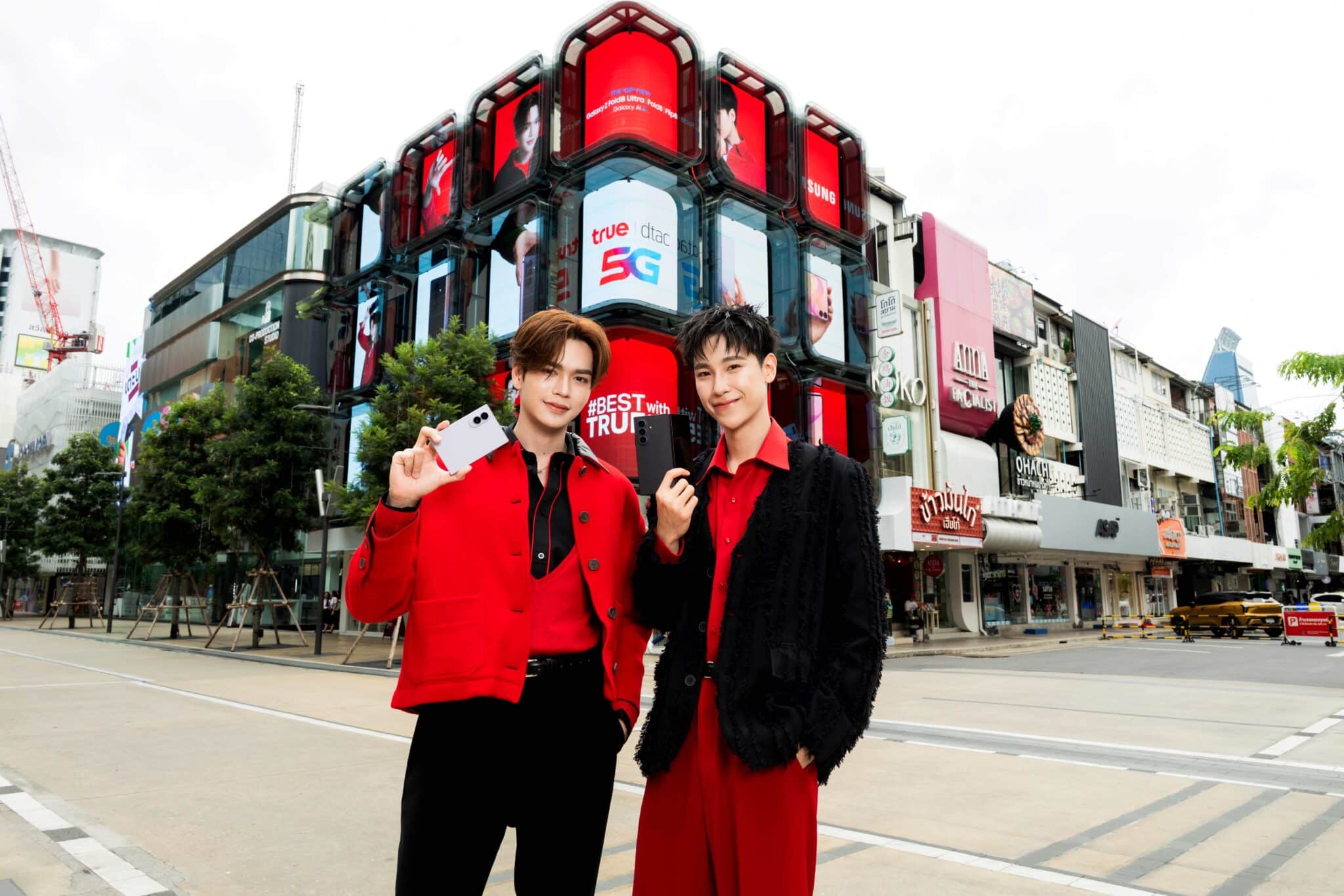 ทรู ดีแทค 5G ชวนใจละลายไปกับ “จูเนียร์ – มาร์ค” และข้อเสนอที่ดีที่สุด! เปิดจอง Galaxy Z Fold8 | Z Fold8 | Z Flip8 มอบส่วนลดสูงสุด 35,700 บาท พร้อมดูแลเหนือระดับด้วย “True Galaxy Friend”