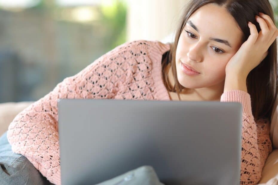 I Need Help! Should I Use an AI Chatbot or a Therapist?