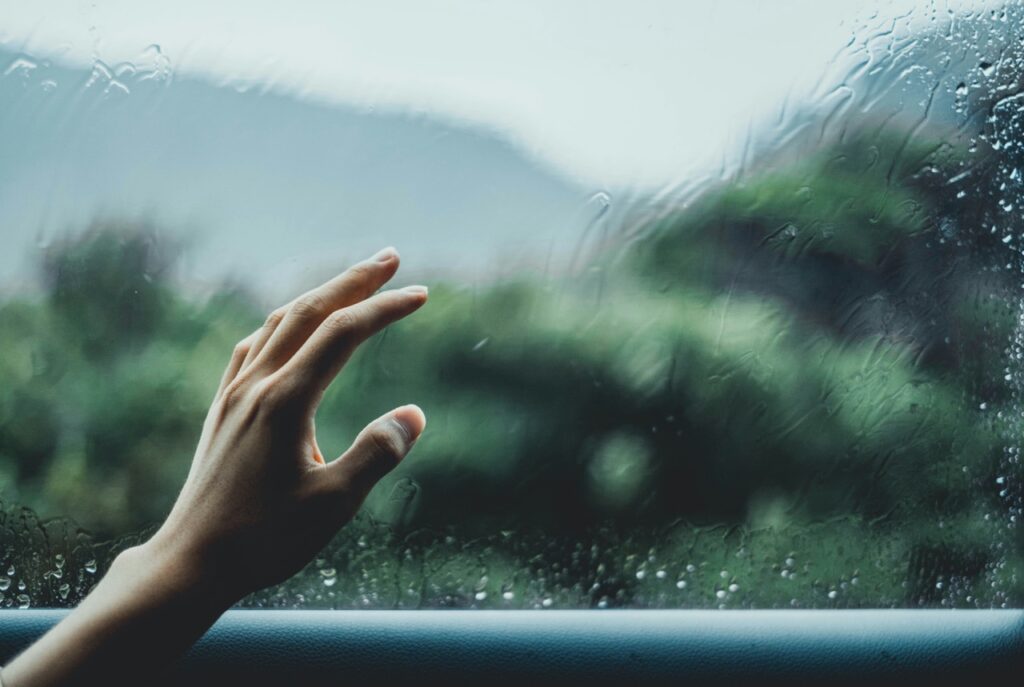 nichiiro vT8yy N bXc unsplash Large ทำไมฝนตกแล้วเหงา? ชวนรู้จัก อาการซึมเศร้าตอนฝนตก และวิธีรับมือให้ใจไม่หม่นไปกับสายฝน