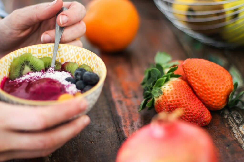 sara dubler oo1COphDN8w unsplash Large คู่มือเลือก "ผลไม้ที่เบาหวานทานได้" อร่อยสดชื่น น้ำตาลไม่พุ่ง