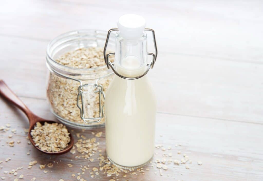 vecteezy vegan non dairy alternative milk oat flakes milk 2316796 Large เจาะลึก "ประโยชน์ของนมโอ๊ต" เครื่องดื่มแพลนต์เบสยอดฮิตที่ดีต่อใจและร่างกาย
