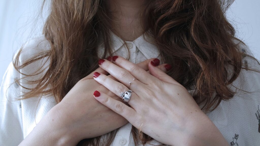 giulia bertelli dvXGnwnYweM unsplash Large ดูยังไงว่าเขาชอบเรา? วิธีสังเกตง่าย ๆ พร้อมการรับมือเมื่อไม่มีใจ แบบไม่มีใครอึดอัด