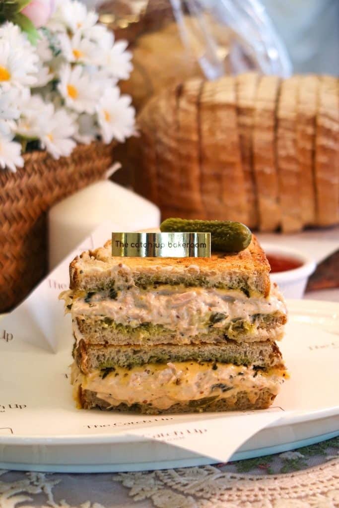 แซนด์วิช: ภาพ Tuna Melt ผ่าครึ่งให้เห็นไส้ชัดเจน หากใช้ภาพเมนูอื่น ให้ระบุชื่อเมนูใต้ภาพให้ตรงกับอาหารจริง