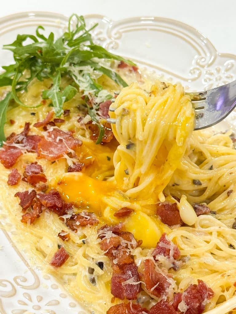 เมนูพาสต้าของร้าน พร้อมภาพยกเส้นให้เห็นรายละเอียดอาหาร