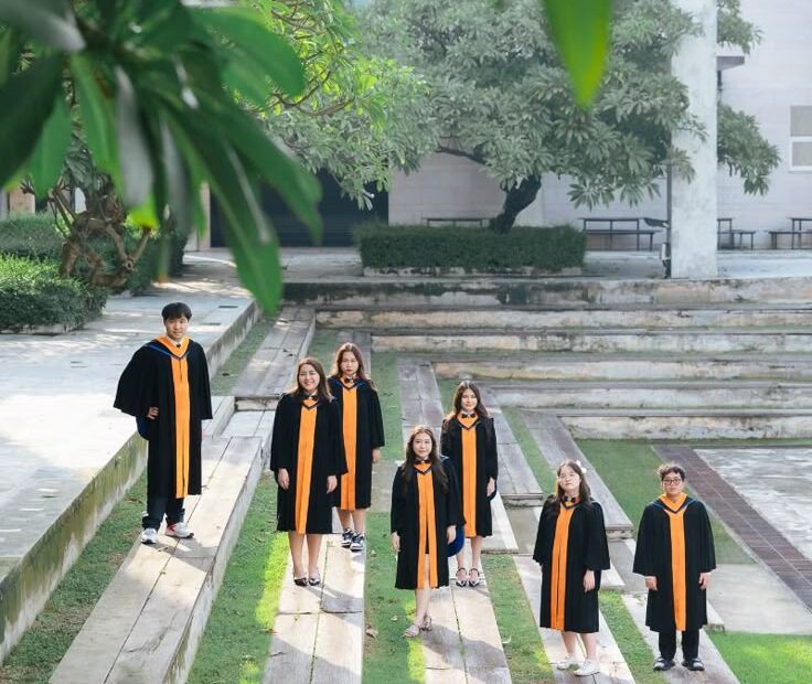 20 ไอเดียถ่ายรูปรับปริญญากับเพื่อน รวมท่าโพสสนุก ๆ เก็บความทรงจำวันสำคัญ