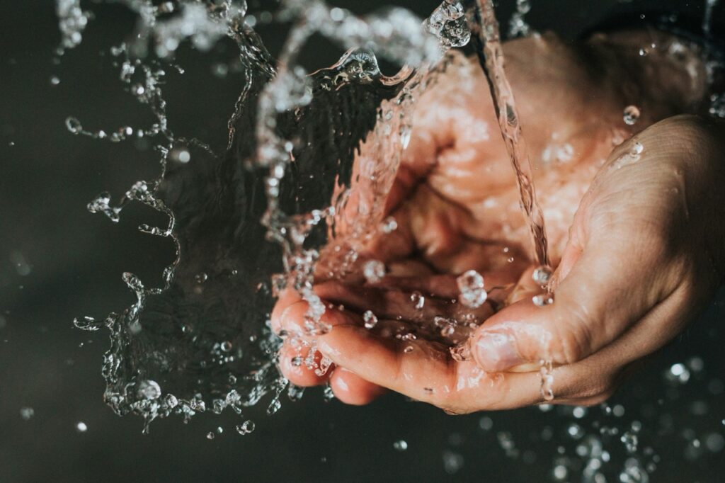nathan dumlao kDxqbAvEBwI unsplash Large ล้างหน้าด้วยน้ำเย็นดีไหม? ไขข้อข้องใจเรื่องอุณหภูมิน้ำ เพื่อผิวหน้าสวยสดใส