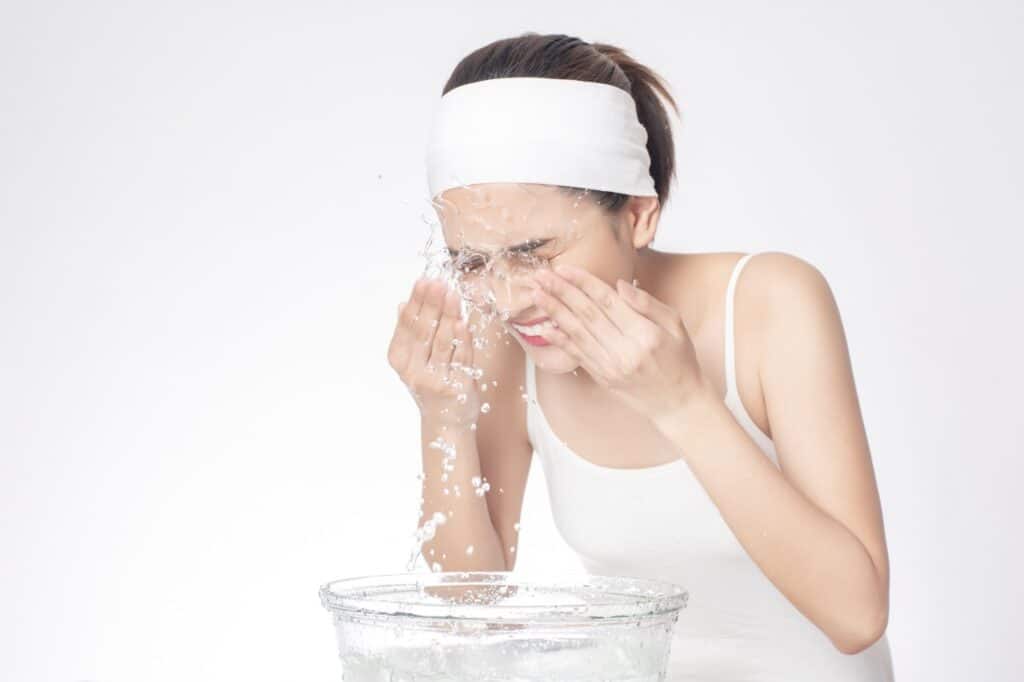 vecteezy beautiful woman is washing her face on white background 2801376 Large ล้างหน้าด้วยน้ำเย็นดีไหม? ไขข้อข้องใจเรื่องอุณหภูมิน้ำ เพื่อผิวหน้าสวยสดใส