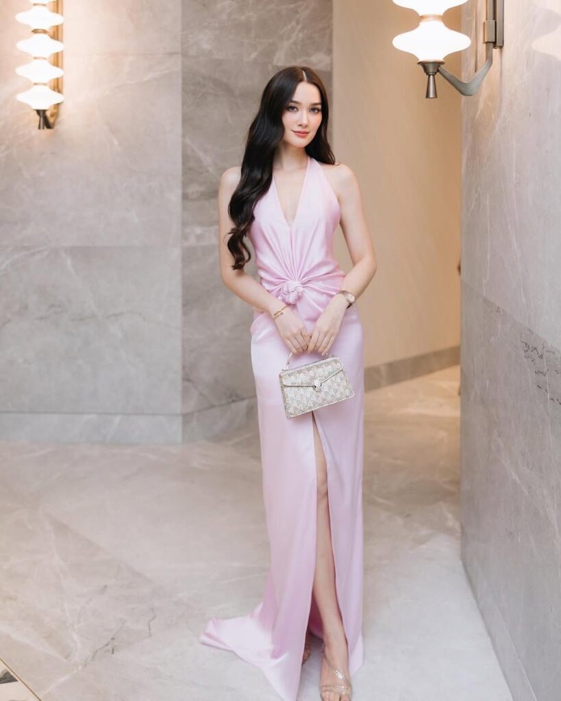 20 ไอเดียชุดไปงานแต่ง สวยหรู ดูดี ที่สาว ๆ ต้องกดเซฟ! 19