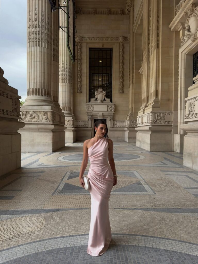 20 ไอเดียชุดไปงานแต่ง สวยหรู ดูดี ที่สาว ๆ ต้องกดเซฟ! 7